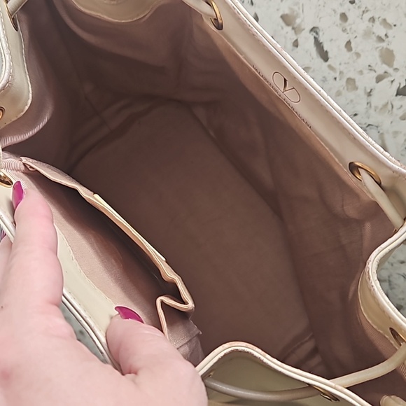 Valentino Garavani Elegant Cream Bucket Bag - Picture 4 of 13
